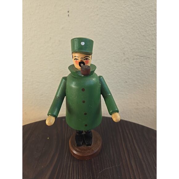Vintage Wooden Smoker Raucher Hunter Seiffener Volkskunst 6" Tall - Picture 1 of 8
